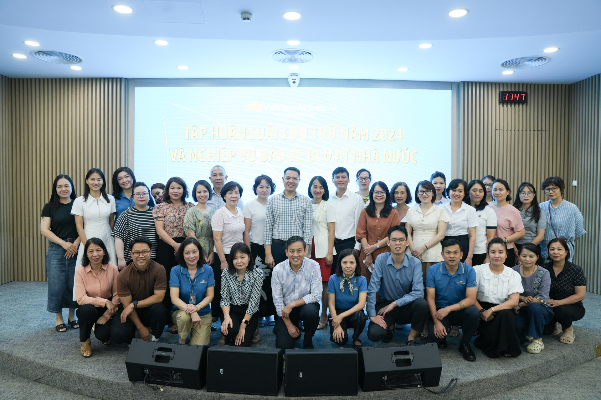 Tập thể cán bộ Vietnam Airlines tham gia buổi đào tạo của Khoa Lưu trữ học và Quản trị văn phòng