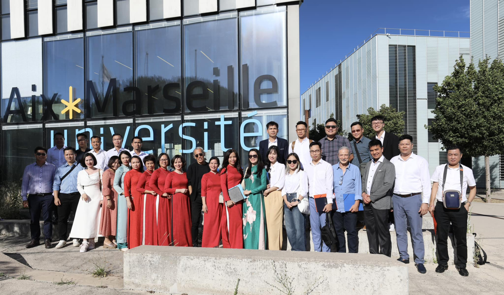 Đoàn Hội thảo chụp ảnh lưu niệm tại Đại học Aix Marseille, Cộng hoà Pháp