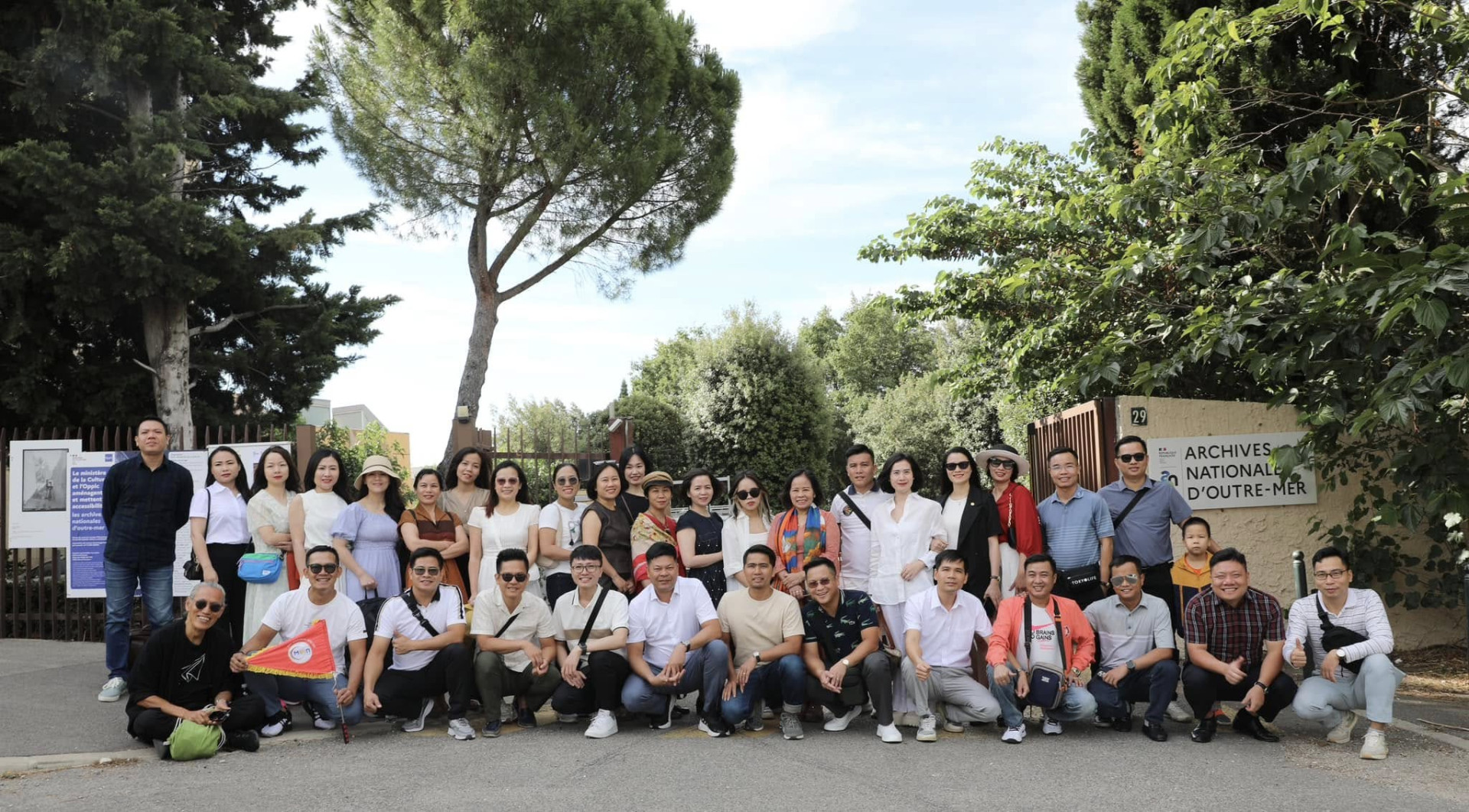Đoàn Hội thảo chụp ảnh lưu niệm tại Lưu trữ Quốc gia Hải ngoại Pháp (ANOM)