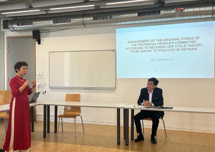 NCS Lê Thị Nguyệt Lưu – Giảng viên Khoa Lưu trữ học và Quản trị văn phòng trình bày báo cáo tại phiên tiểu ban của Hội thảo