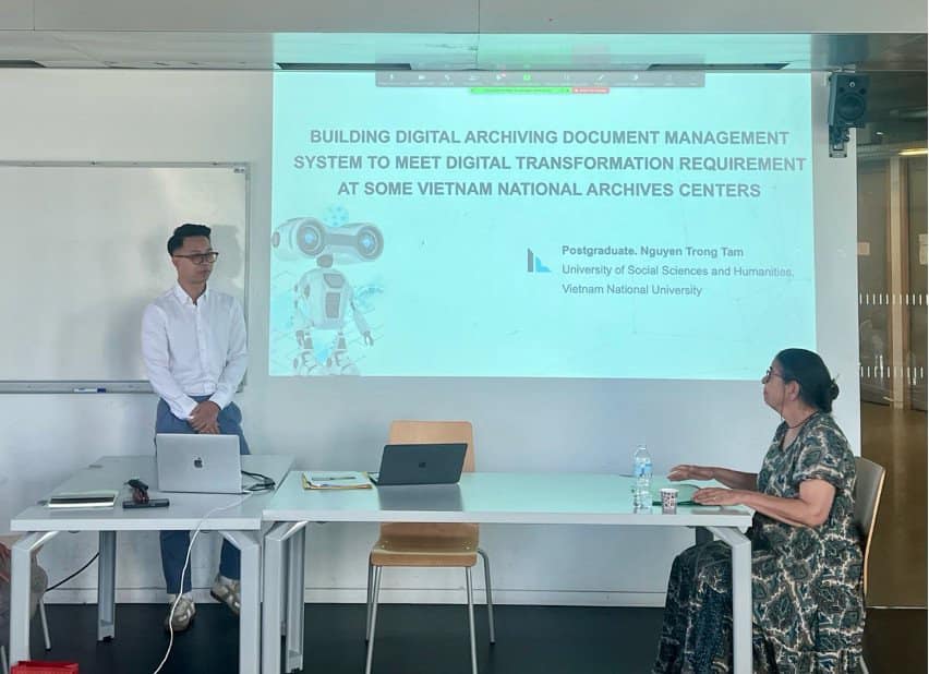 NCS Nguyễn Trọng Tâm – Giảng viên Khoa Lưu trữ học và Quản trị văn phòng trình bày báo cáo tại phiên tiểu ban của Hội thảo