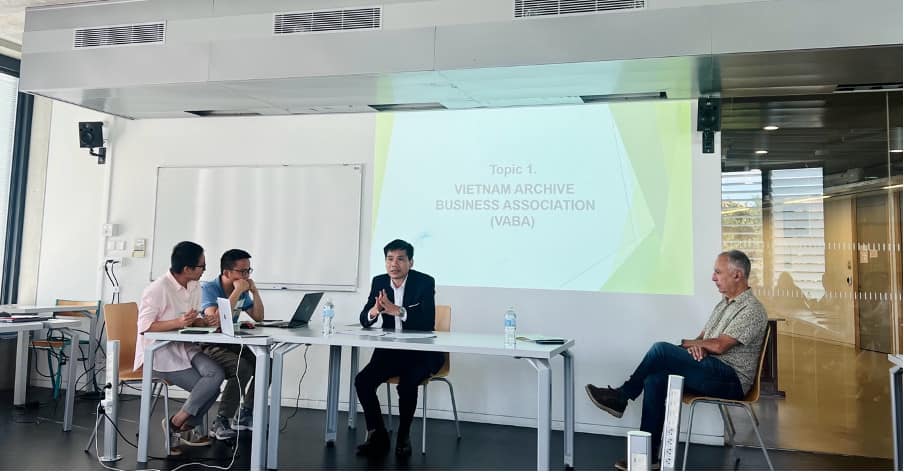 Ông Đinh Thế Vinh – Chủ tịch Hội Doanh nghiệp Lưu trữ Việt Nam (VABA) trình bày báo cáo Hội Doanh nghiệp Lưu trữ Việt Nam – Tầm nhìn và sứ mệnh hợp tác quốc tế