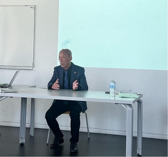 Ông Nguyễn Công Tốt Đại diện Lãnh sự quán Việt Nam tại Marseille phát biểu chào mừng các nhà khoa học Việt Nam đến Pháp tham dự Hội thảo