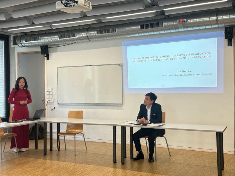 TS Đỗ Thu Hiền – Giảng viên Khoa Lưu trữ học và Quản trị văn phòng trình bày báo cáo tại phiên tiểu ban của Hội thảo