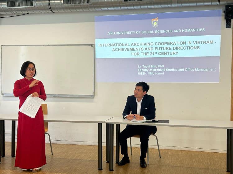 TS Lê Tuyết Mai – Giảng viên Khoa Lưu trữ học và Quản trị văn phòng trình bày báo cáo tại phiên tiểu ban của Hội thảo