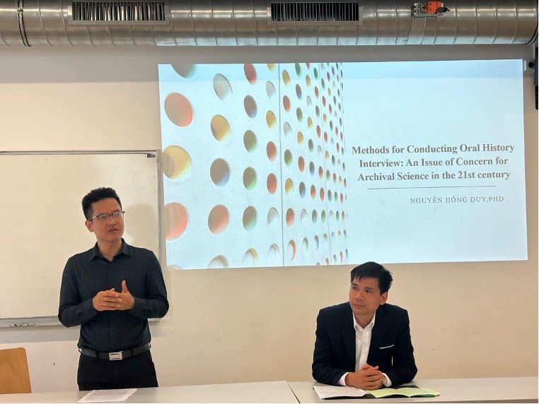 TS Nguyễn Hồng Duy – Phó Trưởng Khoa Lưu trữ học và Quản trị văn phòng trình bày báo cáo tại phiên tiểu ban của Hội thảo