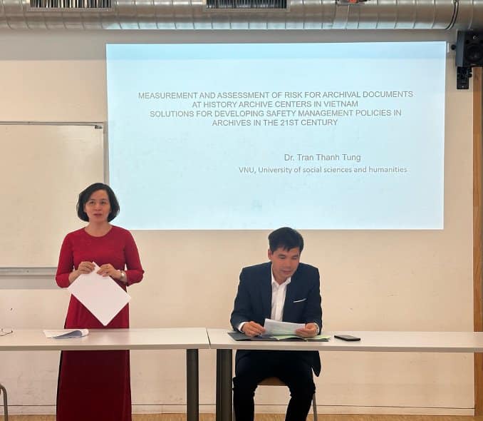 TS Trần Thanh Tùng – Phó Trưởng Khoa Lưu trữ học và Quản trị văn phòng trình bày báo cáo tại phiên tiểu ban của Hội thảo