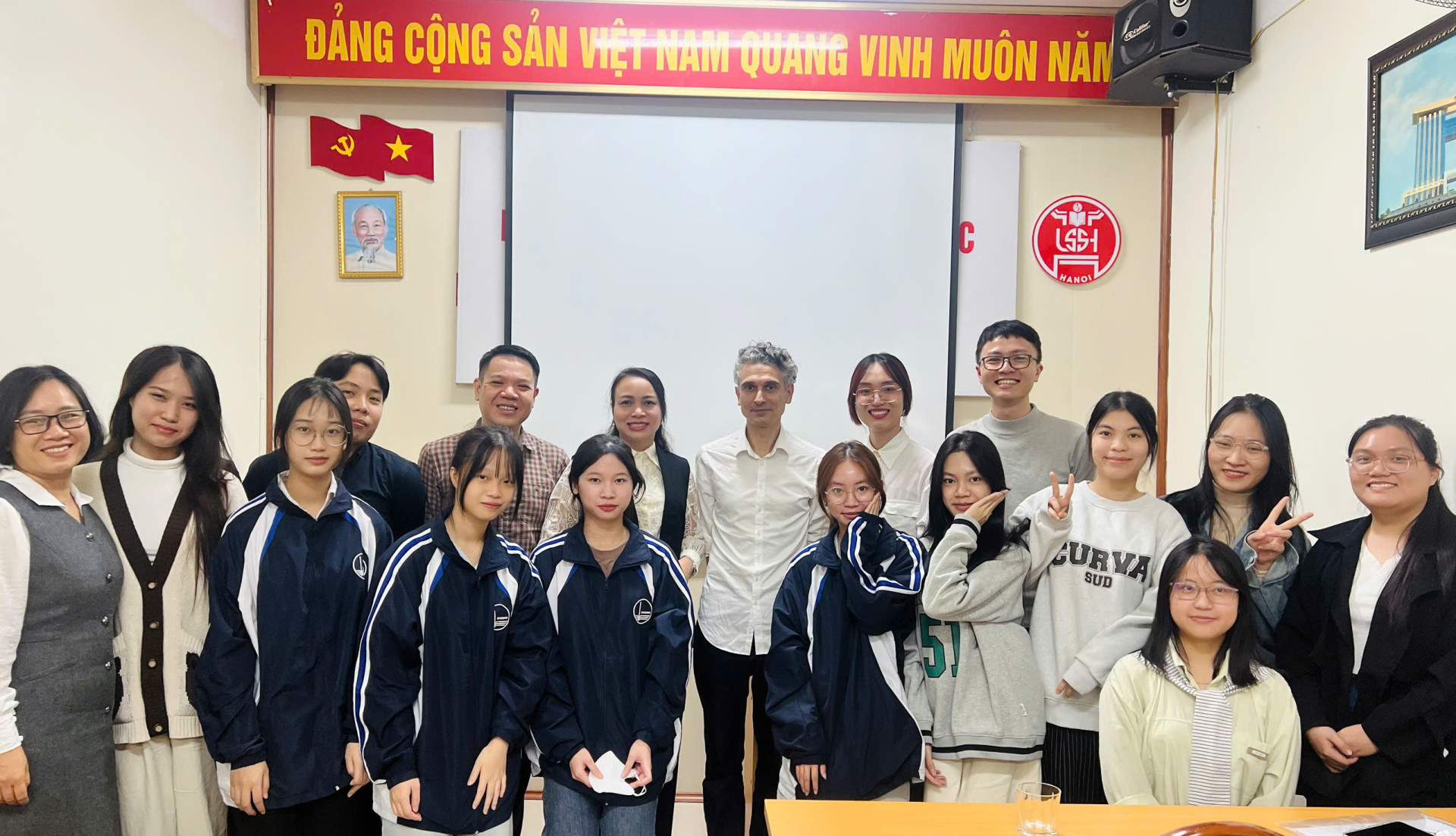 Buổi seminar có sự tham dự của các giảng viên, nghiên cứu sinh và sinh viên của Khoa, cùng các nhà nghiên cứu trẻ quan tâm đến lĩnh vực khoa học xã hội, nhân văn và lưu trữ học.