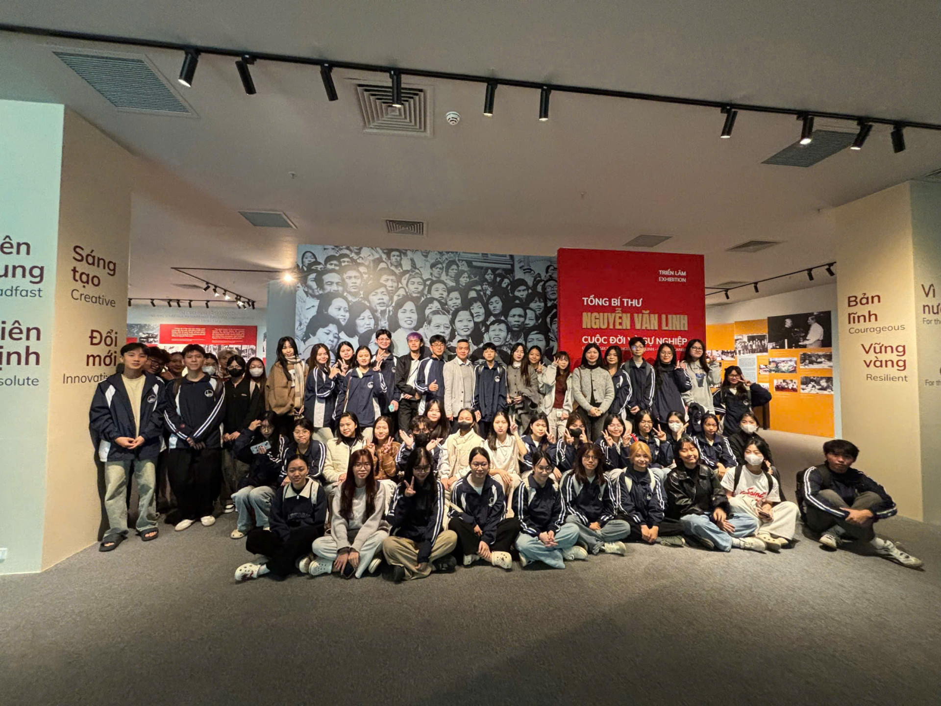 SINH VIÊN K70 LƯU TRỮ HỌC THAM QUAN TRIỂN LÃM “TỔNG BÍ THƯ NGUYỄN VĂN LINH – CUỘC ĐỜI VÀ SỰ NGHIỆP”