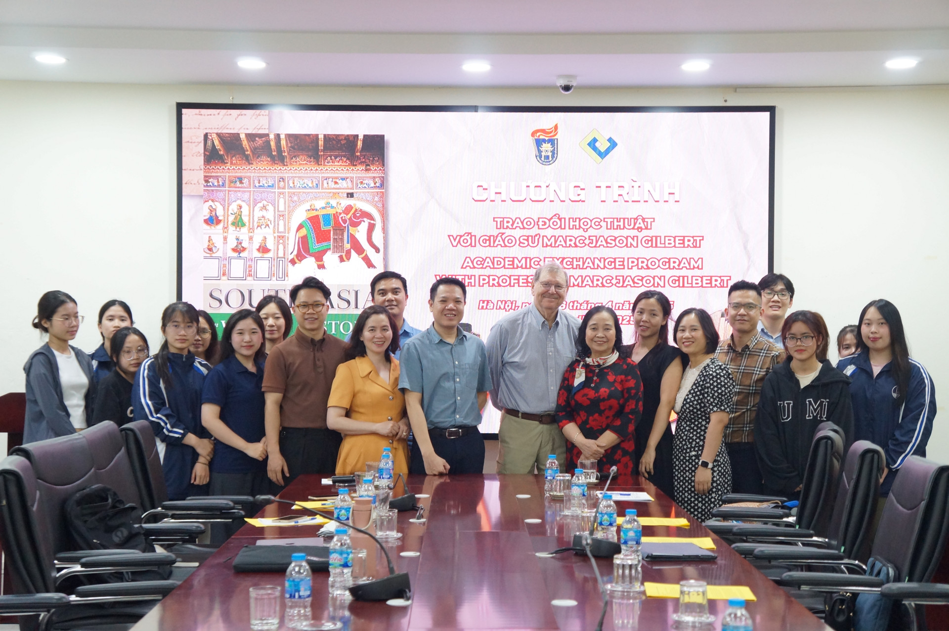 TĂNG CƯỜNG NĂNG LỰC NGOẠI NGỮ – HỌC THUẬT QUA HOẠT ĐỘNG GẶP GỠ GIÁO SƯ MARC JASON GILBERT (HAWAIʻI PACIFIC UNIVERSITY, HOA KỲ)